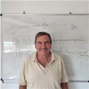 Titulado en ingeniería técnica naval, con muchos años de experiencia dando clases particulares de matemáticas, física y química